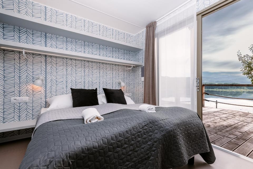 Balcony/Terrace, Photo of the whole room, Bedroom, Lake view