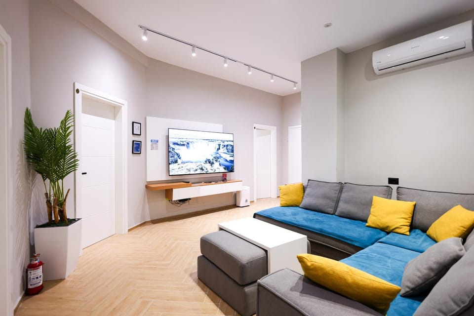 Communal lounge/ TV room, TV and multimedia, Living room, Seating area, Evening entertainment, air conditioner