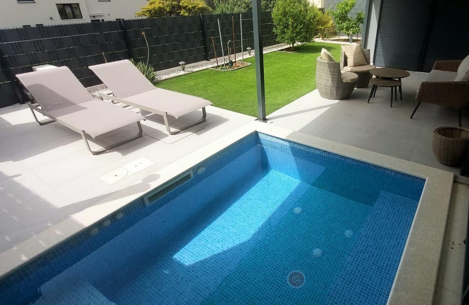 Patio, Day, Natural landscape, Garden, Seating area, Garden view, Pool view, Swimming pool, sunbed