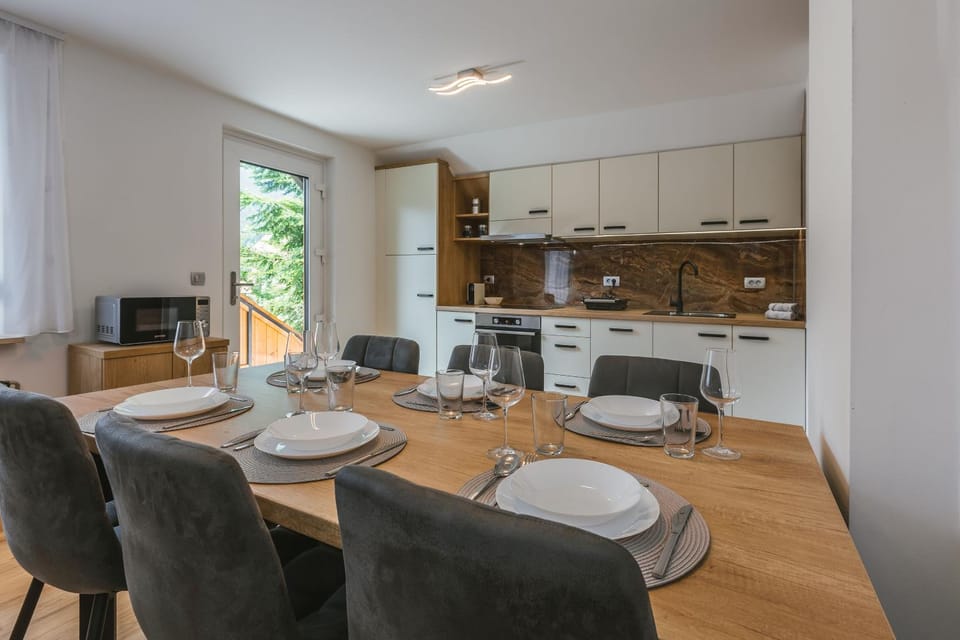 Kitchen or kitchenette, Dining area