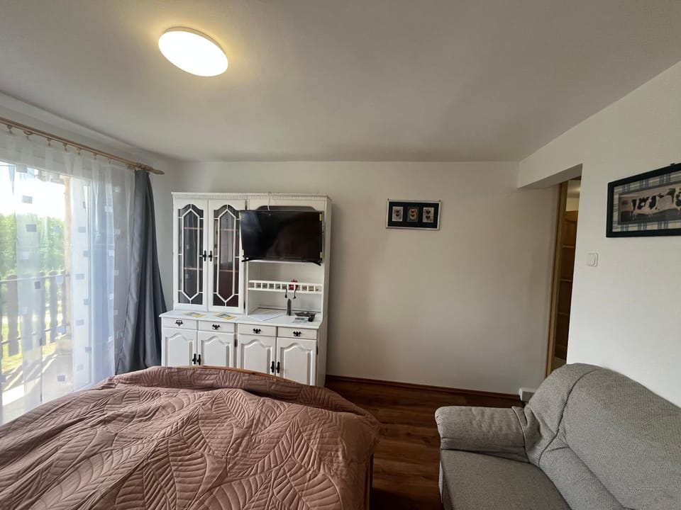 Bed, TV and multimedia, Evening entertainment, Bedroom