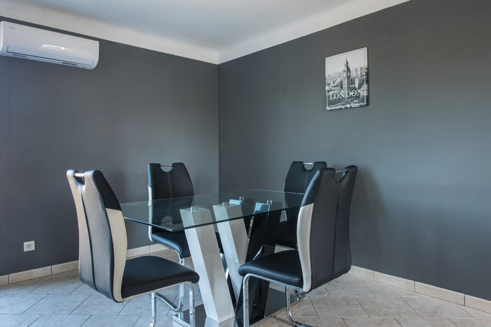 Living room, Seating area, Dining area, air conditioner