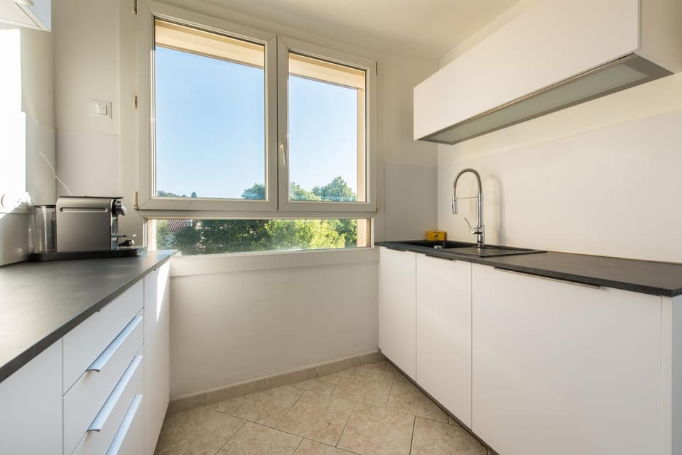 Coffee/tea facilities, Kitchen or kitchenette, dishwasher, stove
