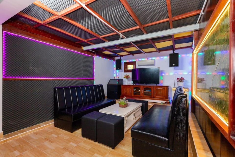 Communal lounge/ TV room, Nightclub / DJ