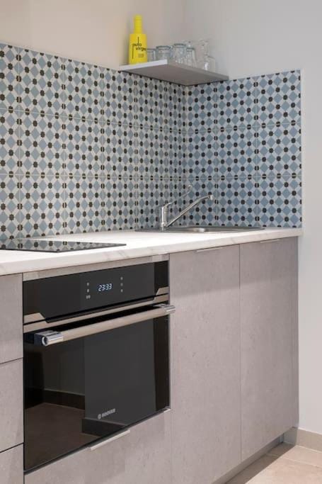 Kitchen or kitchenette, minibar, stove