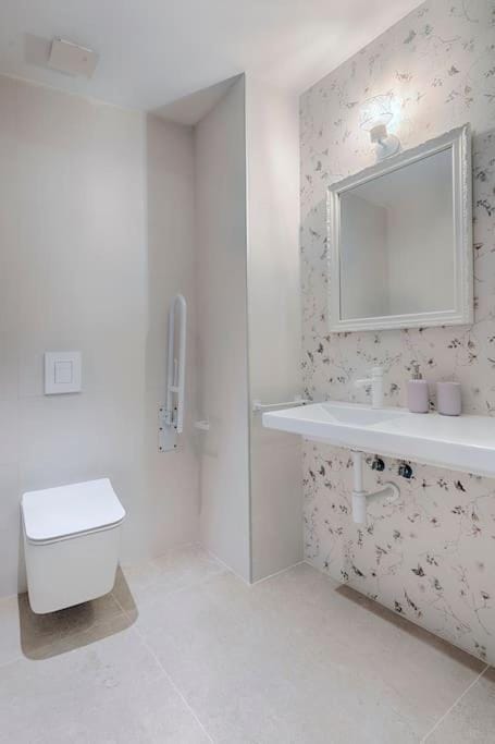 Shower, Toilet, Bathroom, Bath, towels