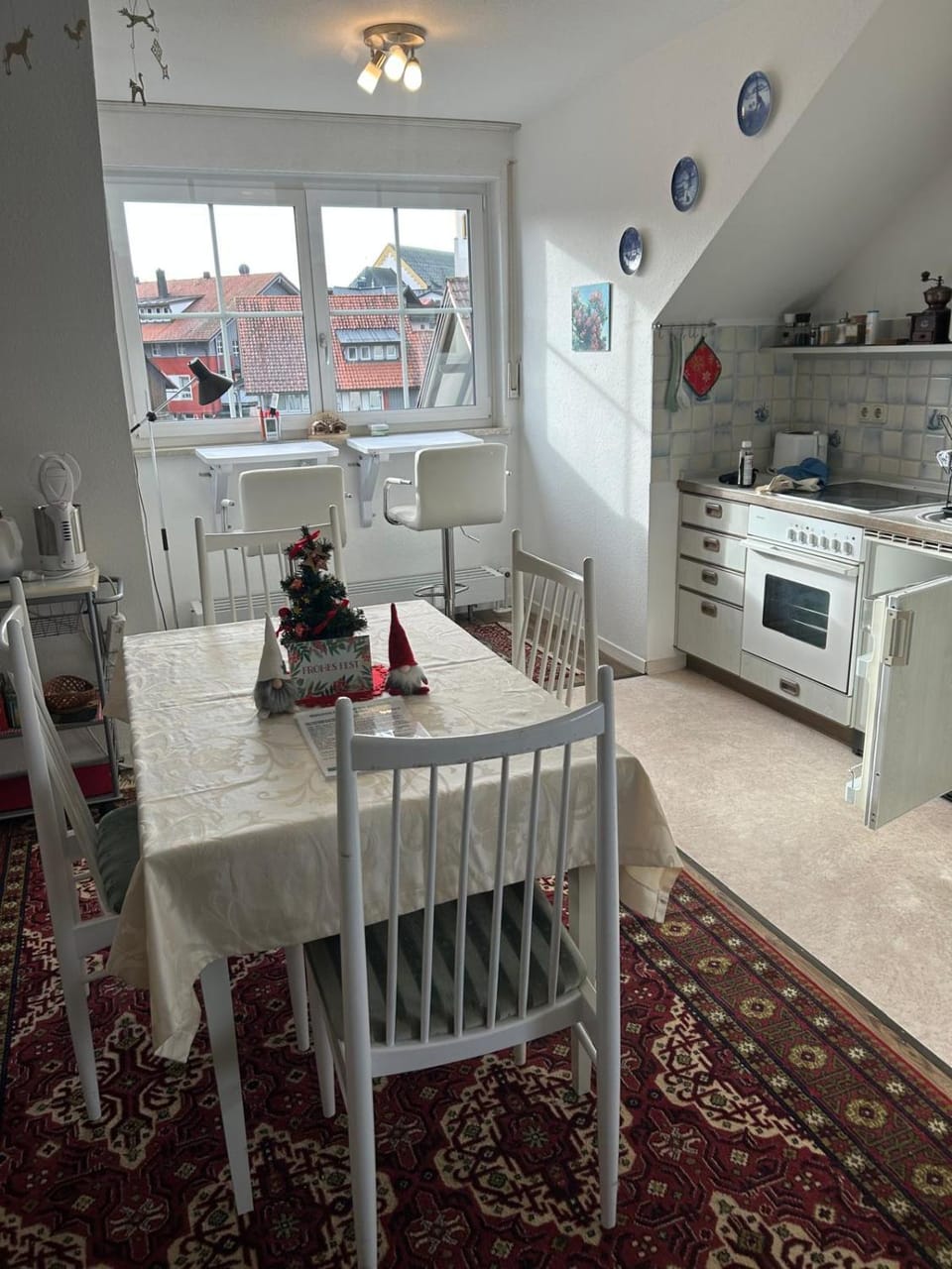 Kitchen or kitchenette, Dining area