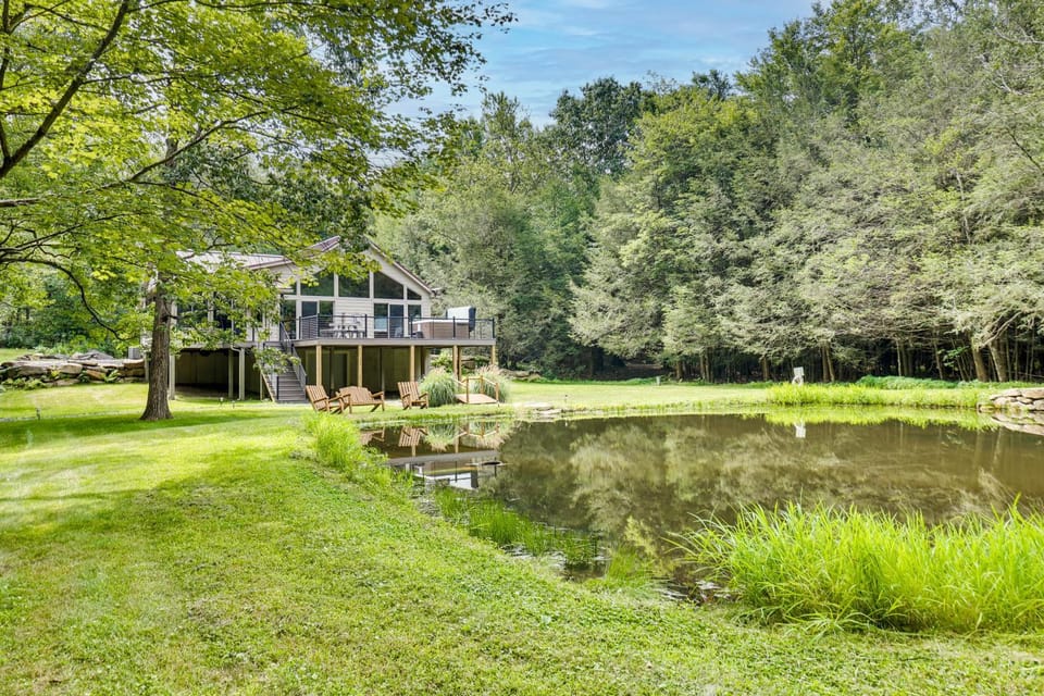 Pennsylvania Cabin Hideaway: Hot Tub & Deck! Cabin in Pennsylvania