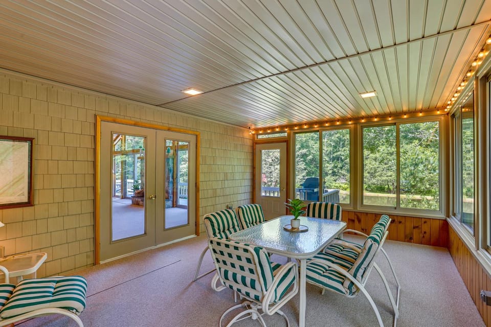 Pennsylvania Cabin Hideaway: Hot Tub & Deck! Cabin in Pennsylvania