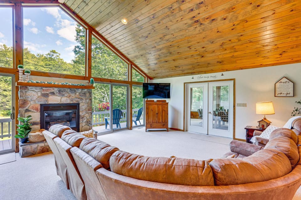 Pennsylvania Cabin Hideaway: Hot Tub & Deck! Cabin in Pennsylvania
