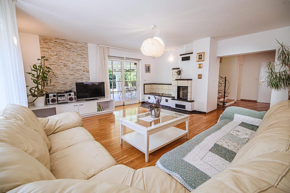 TV and multimedia, Living room, Seating area, fireplace