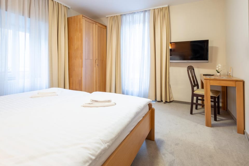 Bed, TV and multimedia, Bedroom