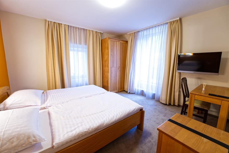 Communal lounge/ TV room, Bed, TV and multimedia, Bedroom