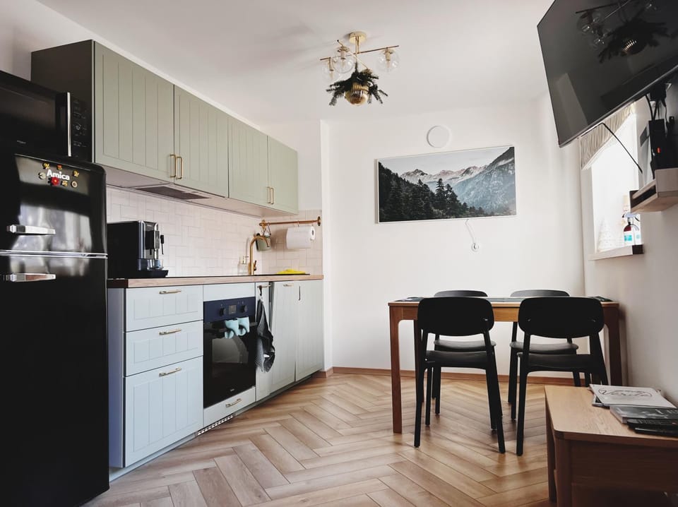 TV and multimedia, Kitchen or kitchenette, Dining area, dishwasher, oven, stove