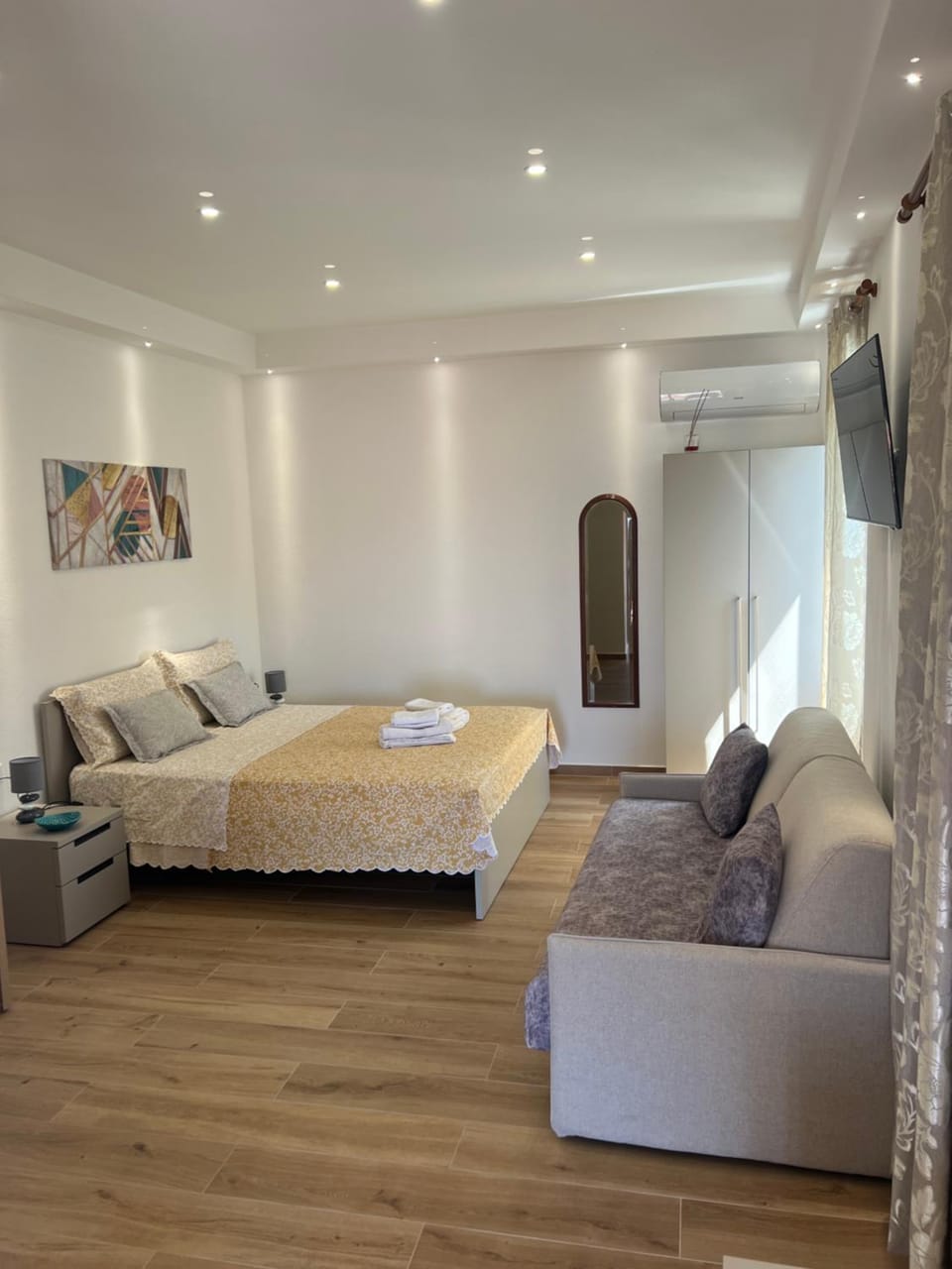 Bed, TV and multimedia, Photo of the whole room, Bedroom