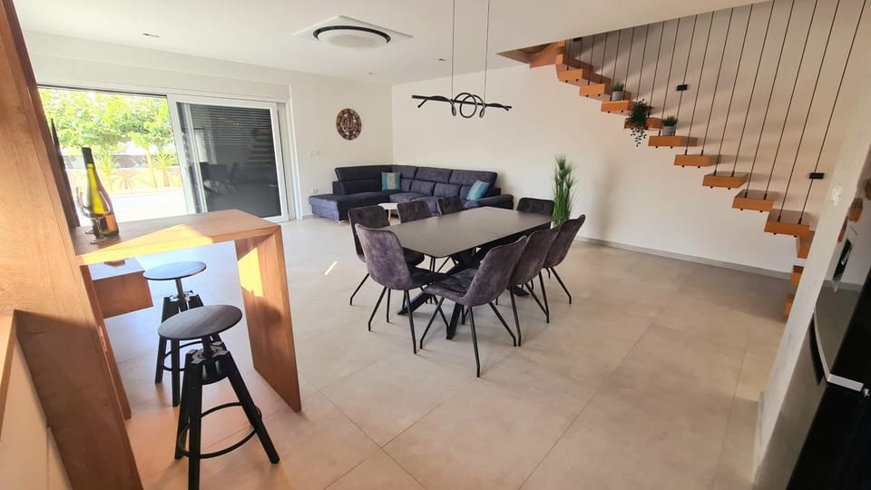 Seating area, Dining area