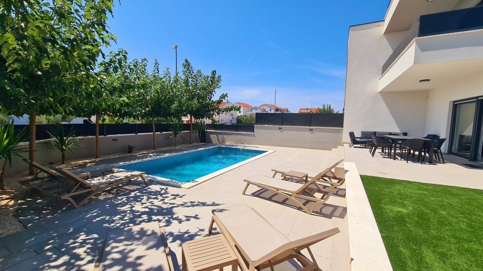 Patio, Swimming pool, sunbed