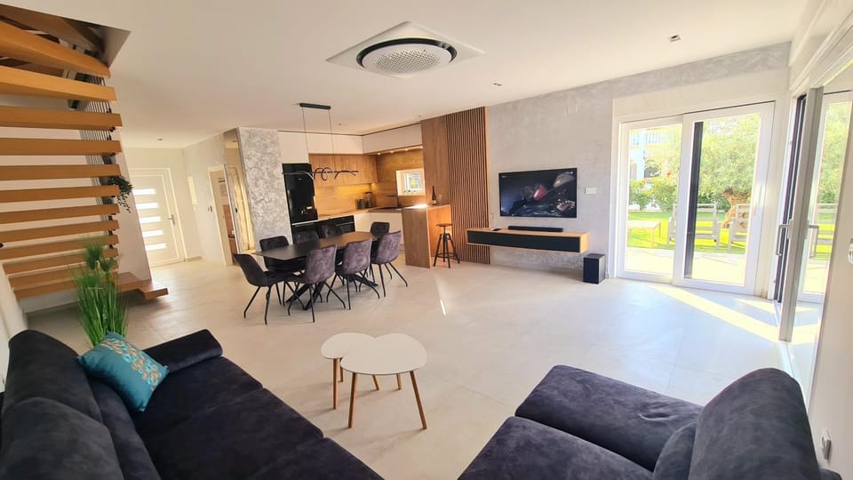TV and multimedia, Living room, Seating area, Dining area, Evening entertainment