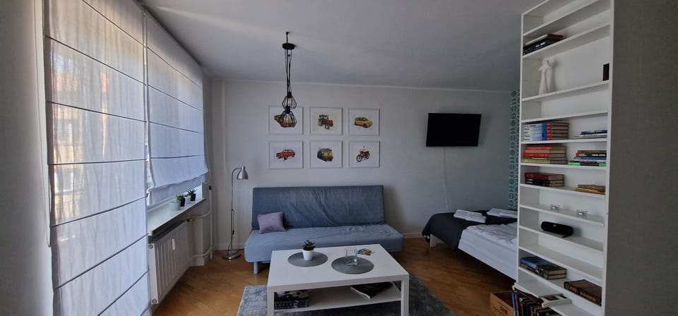 Communal lounge/ TV room, Library, TV and multimedia, Living room, Seating area, Evening entertainment