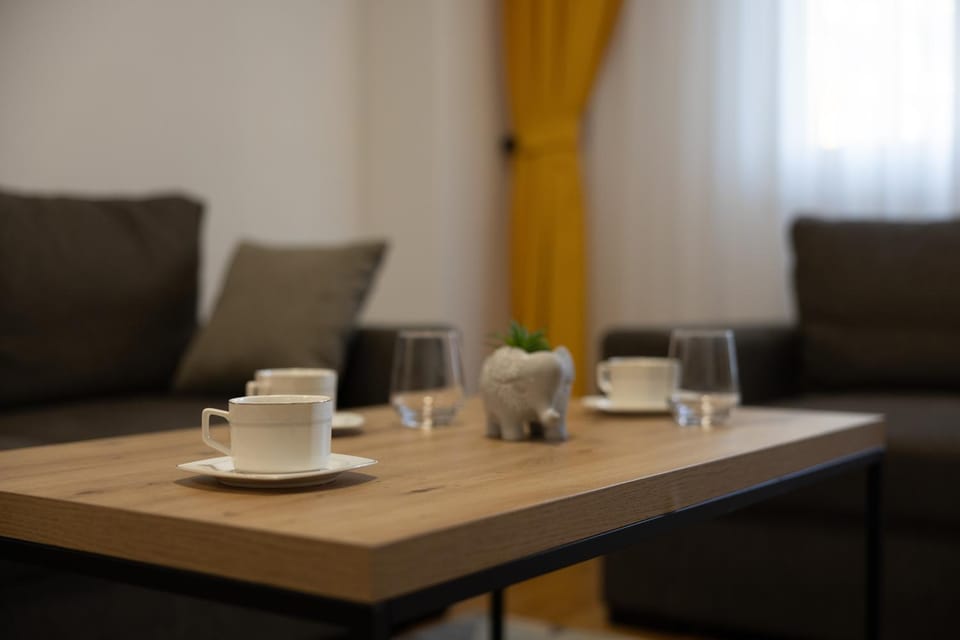 Coffee/tea facilities, Living room, Seating area, Dining area