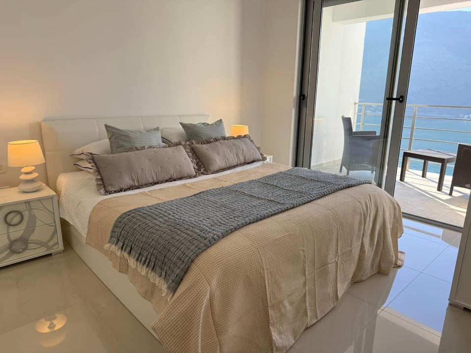 Bed, Balcony/Terrace, Photo of the whole room, Bedroom, Sea view