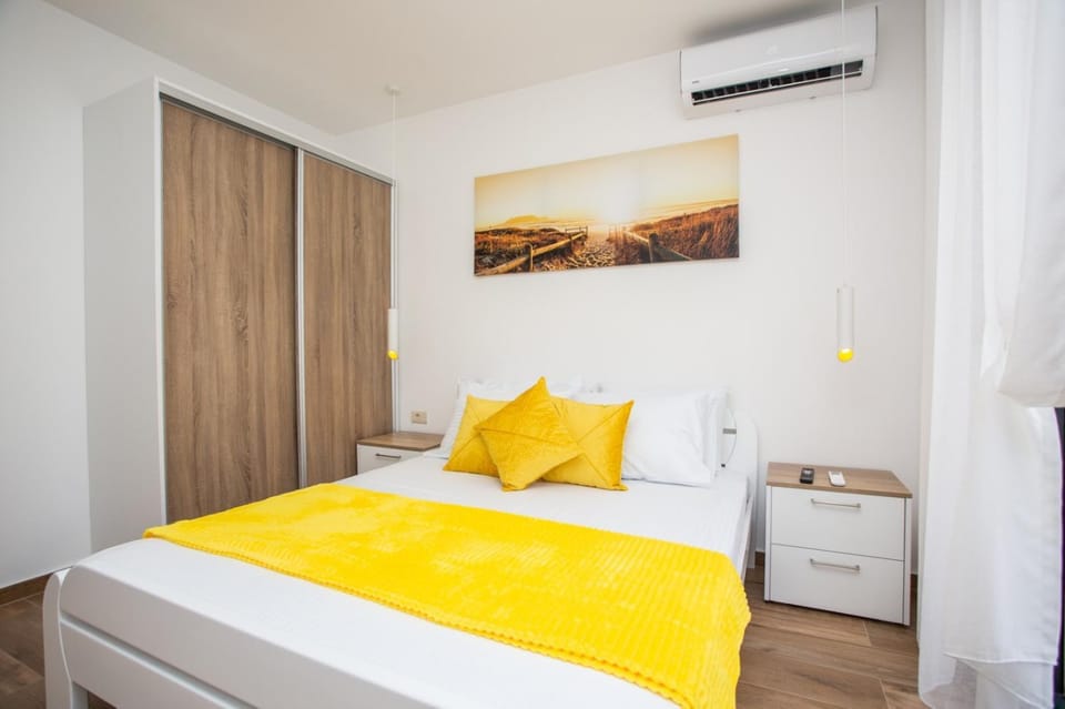 Bed, Photo of the whole room, Bedroom, wardrobe, air conditioner