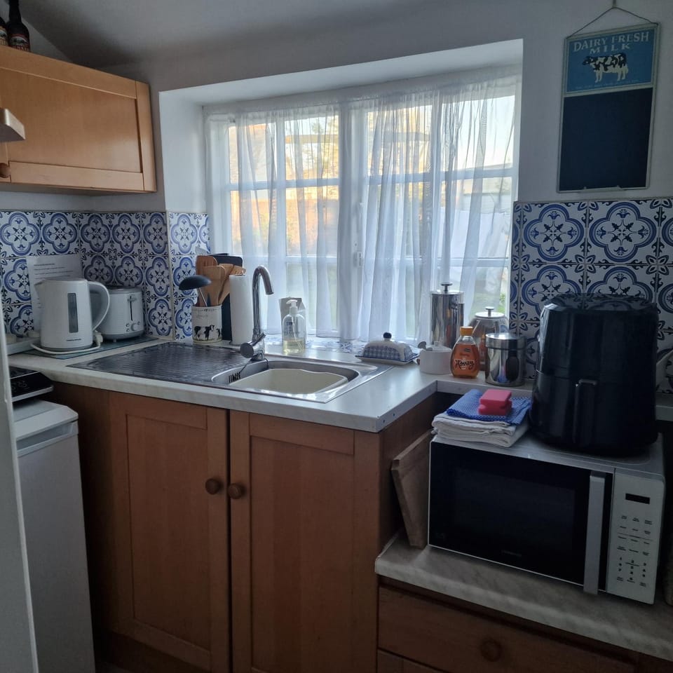 The Old Dairy, comfy 1 bedroom apartment with lounge,bathroom and kitchenette near town, pubs and walks House in Ringwood