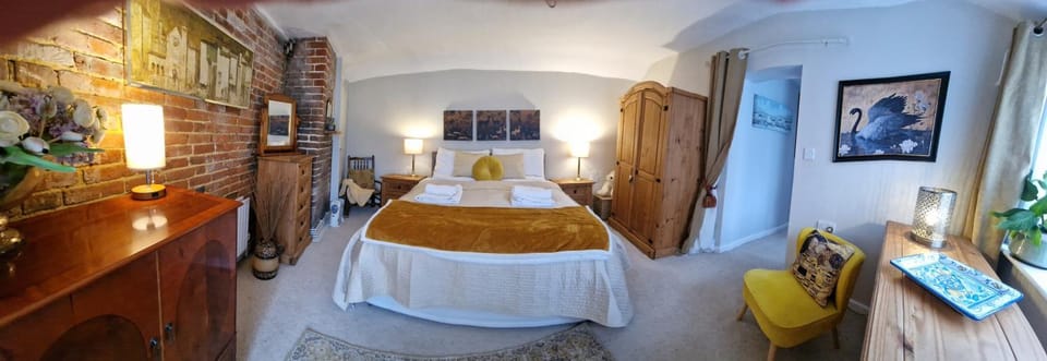 The Old Dairy, comfy 1 bedroom apartment with lounge,bathroom and kitchenette near town, pubs and walks House in Ringwood