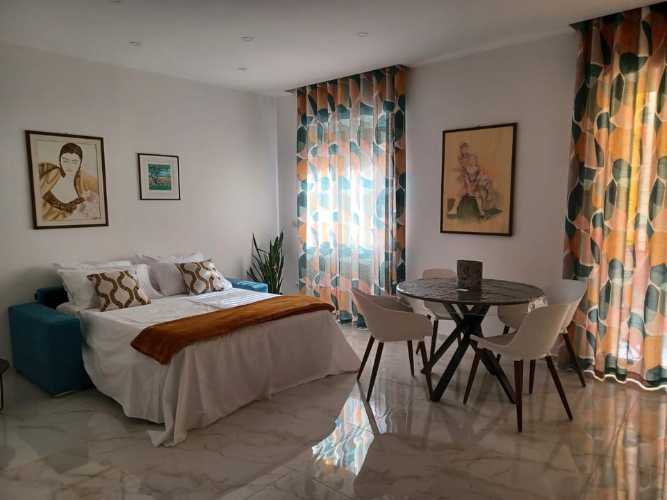 Bed, Living room, Photo of the whole room, Seating area, Dining area