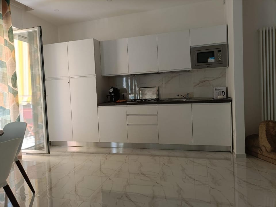 Kitchen or kitchenette, minibar, oven, stove