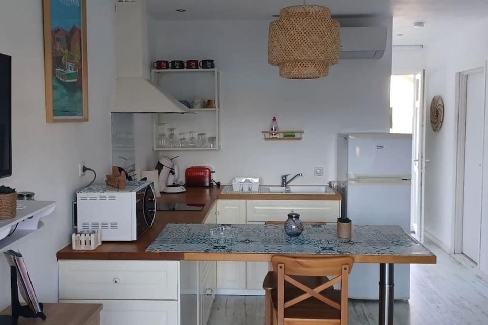 Kitchen or kitchenette, Dining area, stove