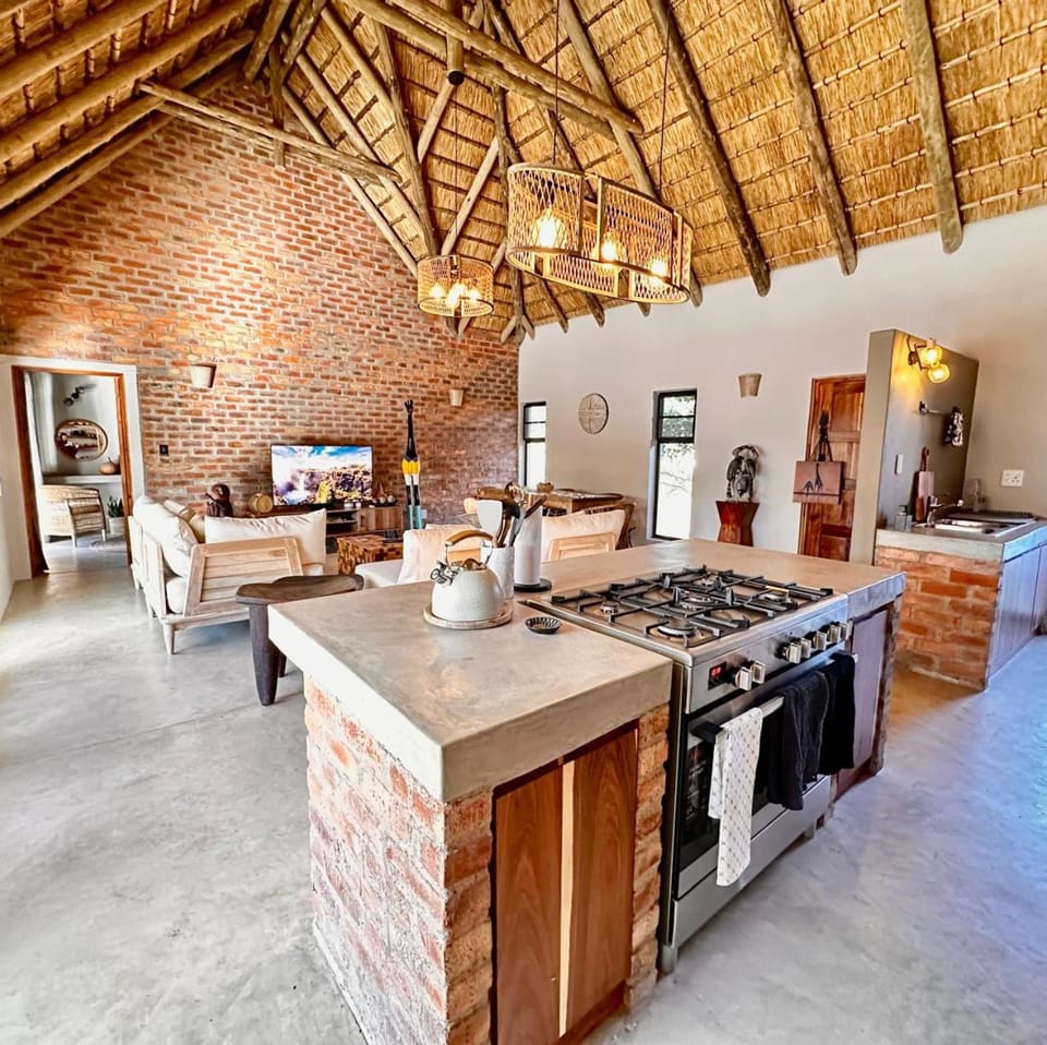 Kitchen or kitchenette, Dining area, oven, stove