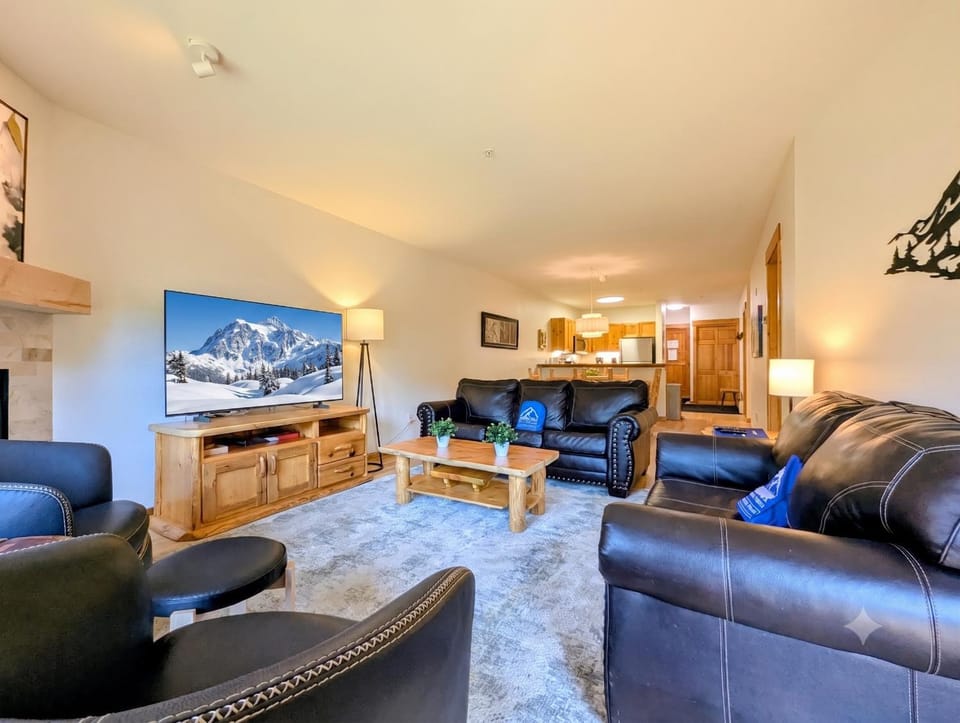 TV and multimedia, Kitchen or kitchenette, Living room, Seating area, furniture