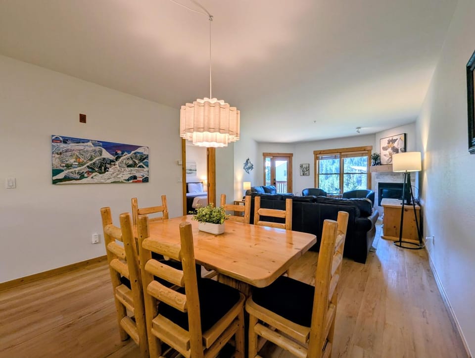 TV and multimedia, Living room, Dining area, fireplace