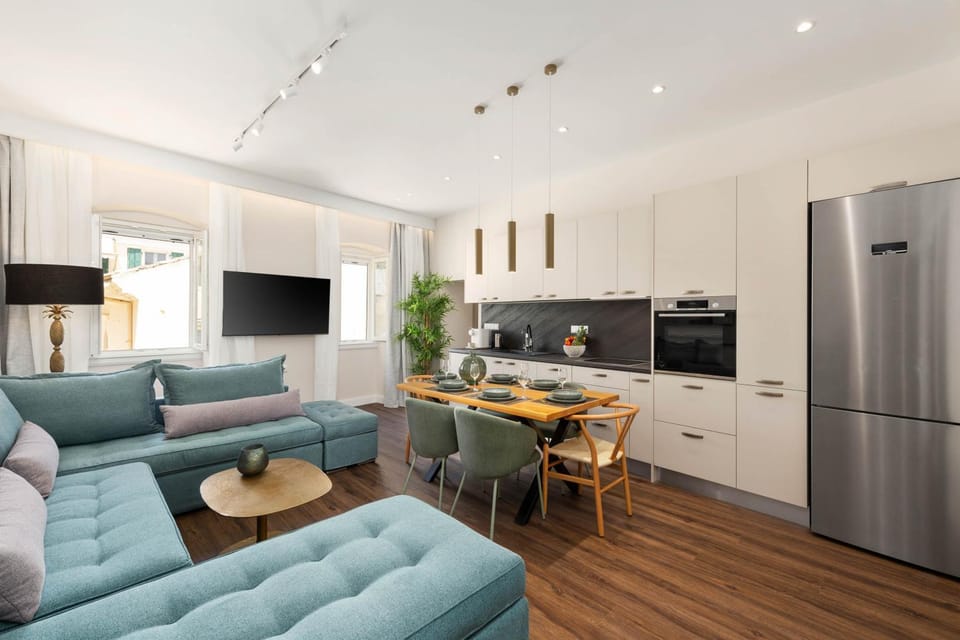 Communal lounge/ TV room, TV and multimedia, Kitchen or kitchenette, Living room, Seating area, Dining area, dishwasher, oven, stove