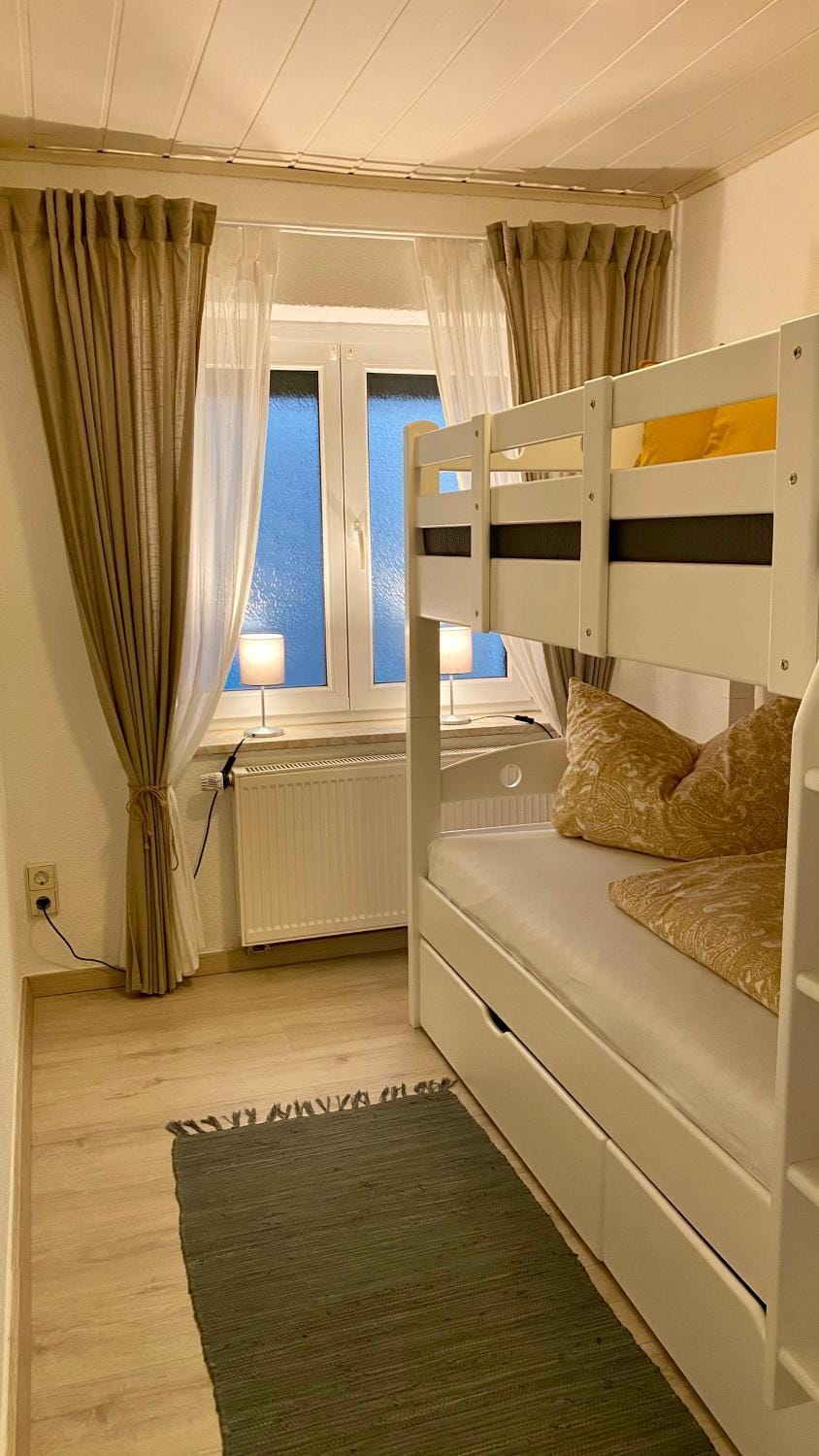 Bedroom, bunk bed