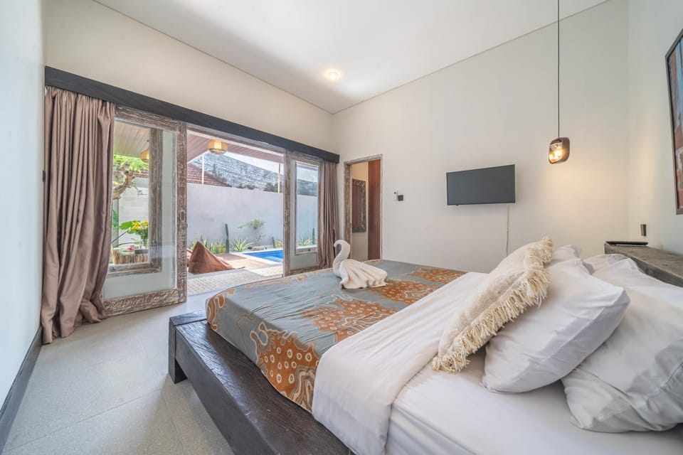 Bed, TV and multimedia, Photo of the whole room, Decorative detail, Bedroom, Pool view, internet, towels