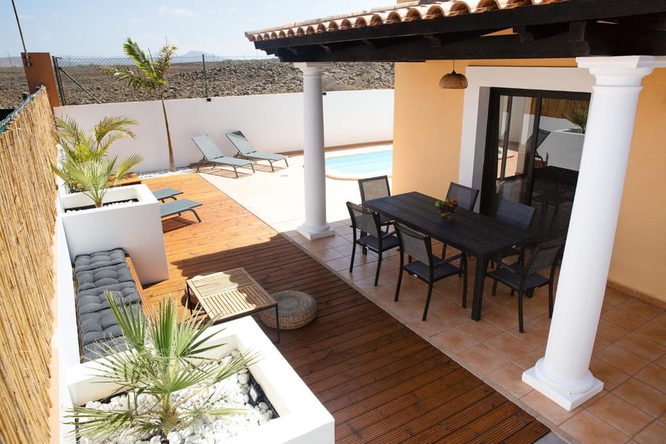 Property building, Garden, Balcony/Terrace, Seating area, Pool view, Swimming pool, sunbed