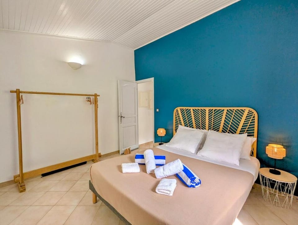 Bed, Photo of the whole room, Bedroom, towels, air conditioner