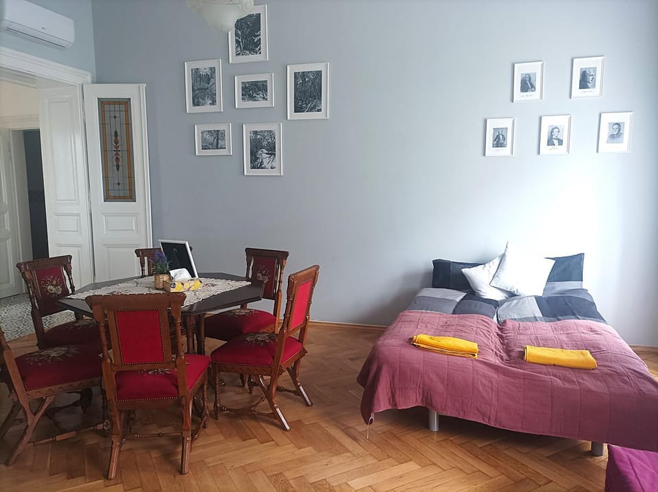 Living room, Dining area, Breakfast