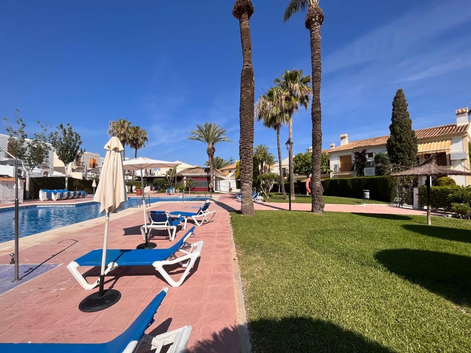 Swimming pool, sunbed