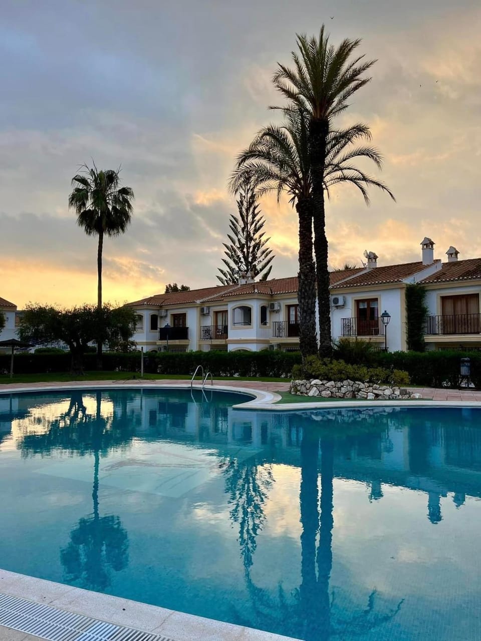 Property building, Swimming pool, sunbed