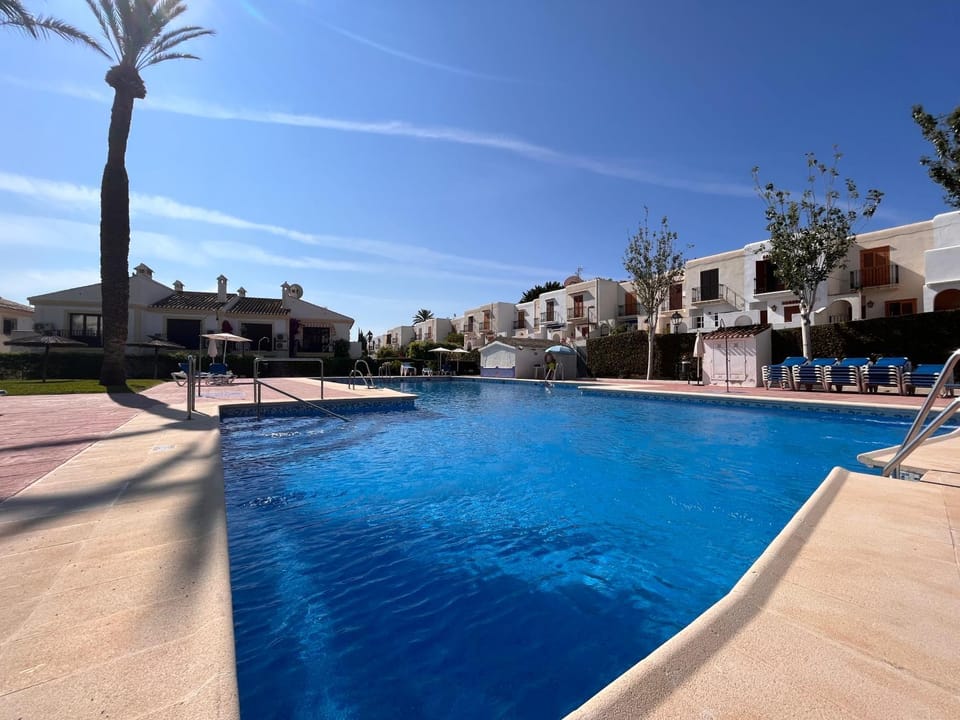Property building, Swimming pool, sunbed