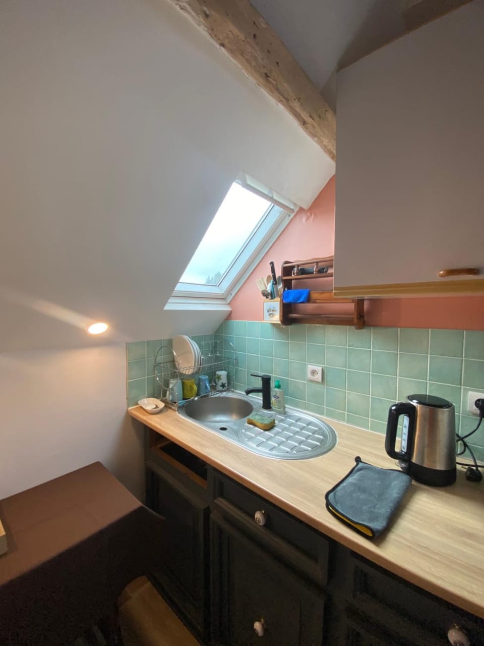Coffee/tea facilities, Kitchen or kitchenette, stove