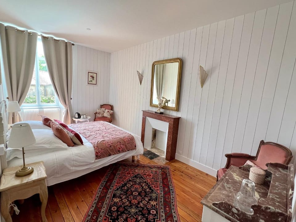 Bed, Photo of the whole room, Bedroom, fireplace