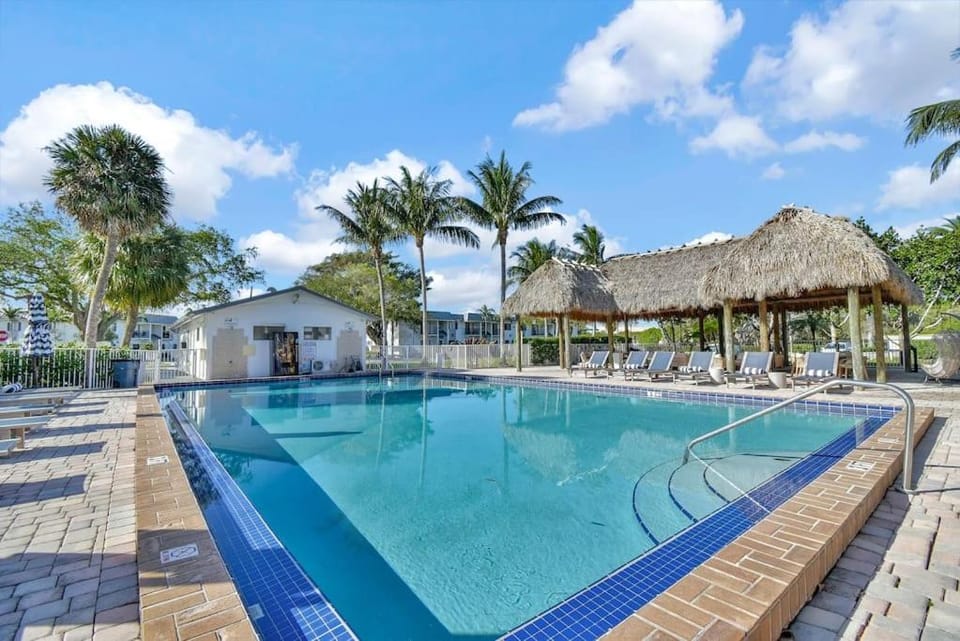 Charming Studio Retreat Pool BBQ Apartment in Deerfield Beach