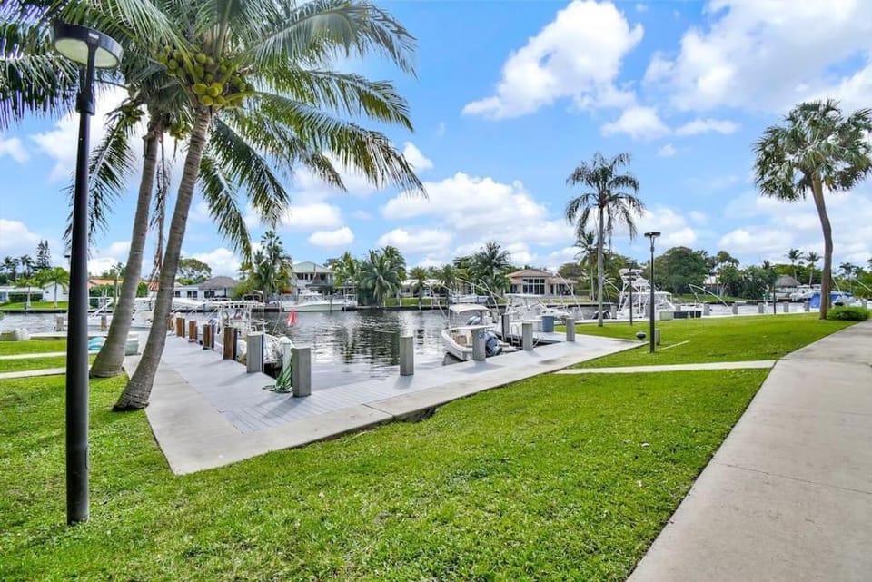 Charming Studio Retreat Pool BBQ Apartment in Deerfield Beach