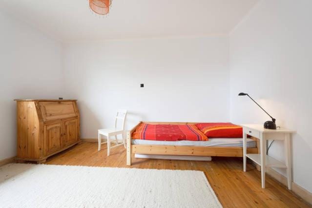 Photo of the whole room, Bedroom