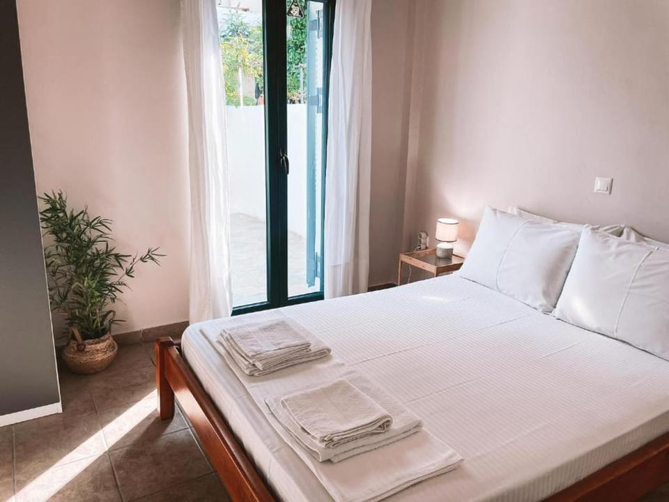 Bed, Bedroom, Guests, Garden view
