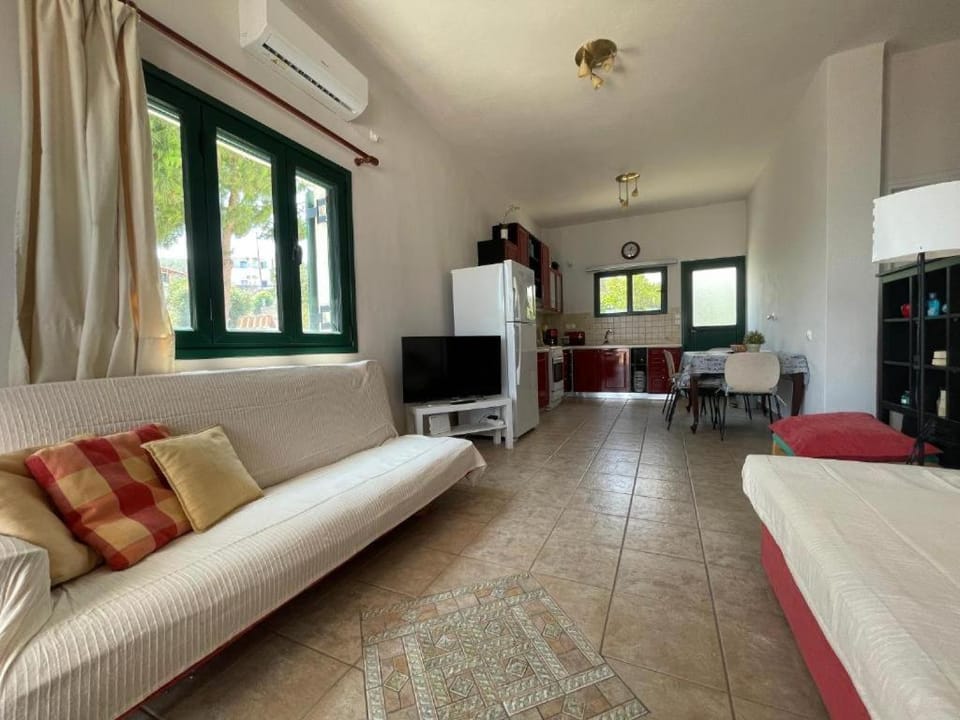 TV and multimedia, Living room, Seating area, Dining area, kitchen